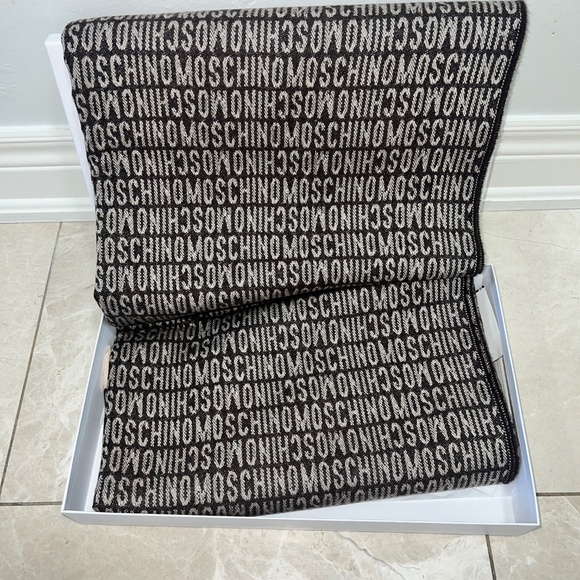 Authentic Moschino Blanket Scarf - Picture 3 of 3